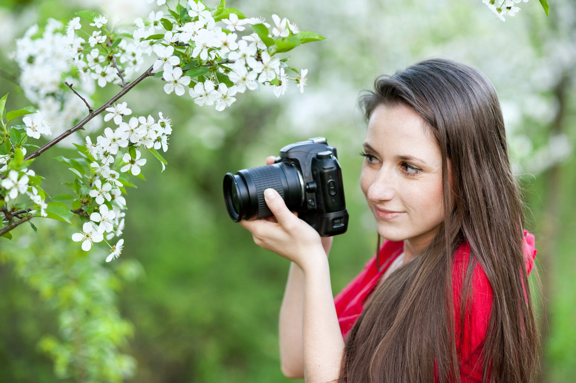 Photographer woman is taking photos in green park marketing west pam beach